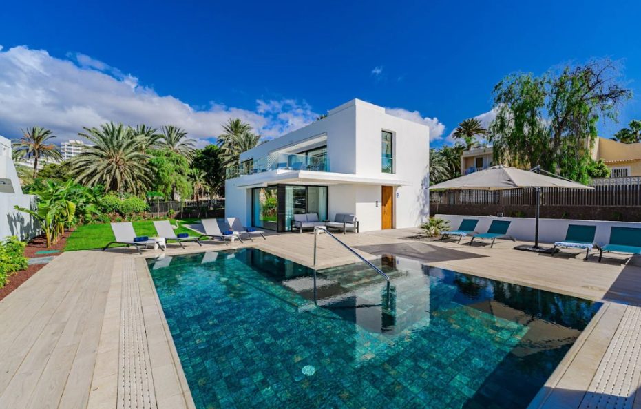 Villa Solaris, Playa de las Americas – Heated Pool and Sea View