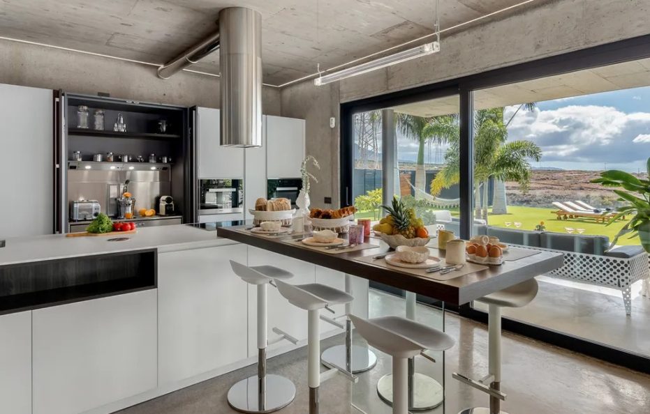 Villa Mar Sereno, Adeje – Heated Infinity Pool and Panoramic Sea Views