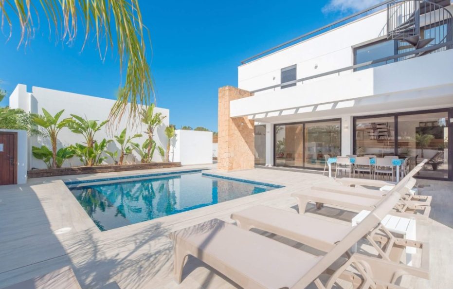 Casa Mar Serena, San Antonio Bay – Modern Pool Villa Near the Sea