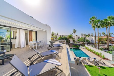 Villa Solaris, Playa de las Americas – Heated Pool and Sea View