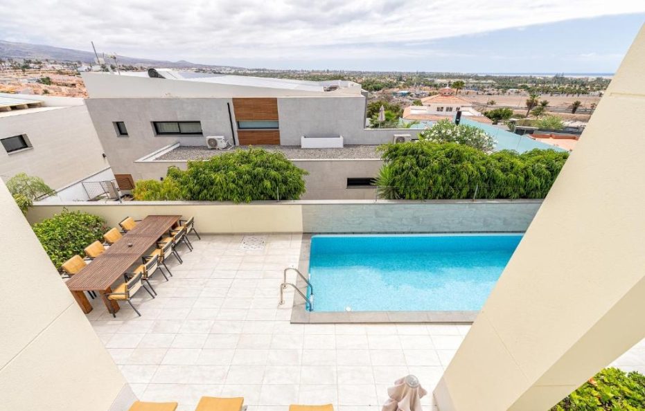 Villa Salazar – Modern 4-Bed Retreat with Stunning Views in Maspalomas