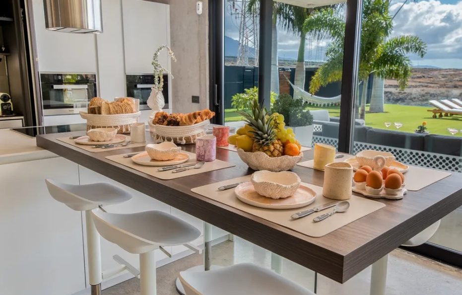 Villa Mar Sereno, Adeje – Heated Infinity Pool and Panoramic Sea Views