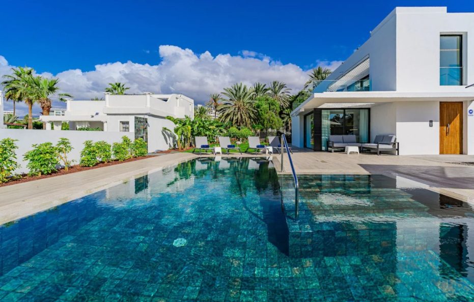Villa Solaris, Playa de las Americas – Heated Pool and Sea View