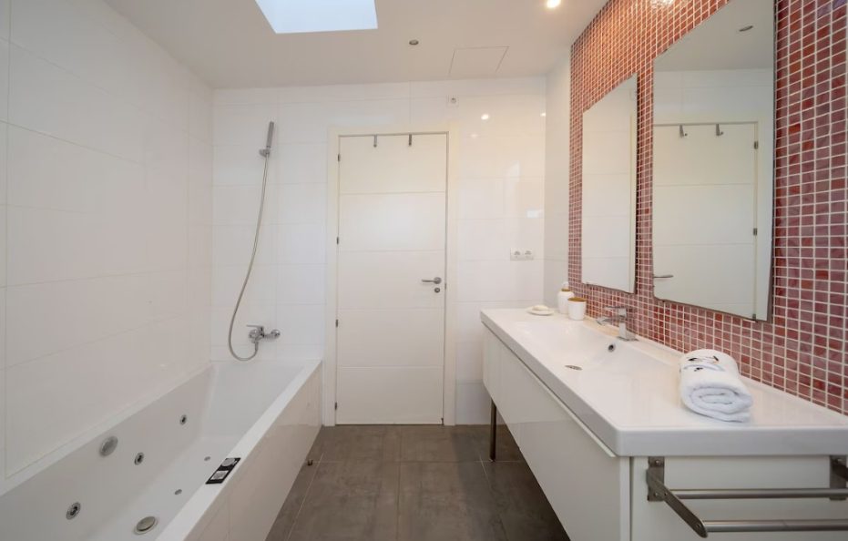 Villa Oasisina, Ibiza – Modern Oasis with Pool and Views