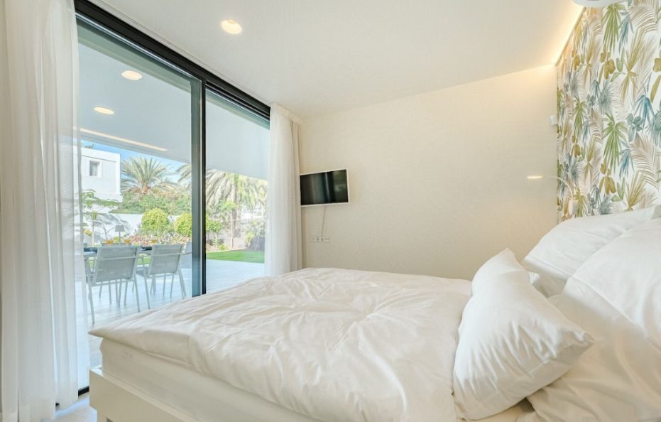 Villa Solaris, Playa de las Americas – Heated Pool and Sea View