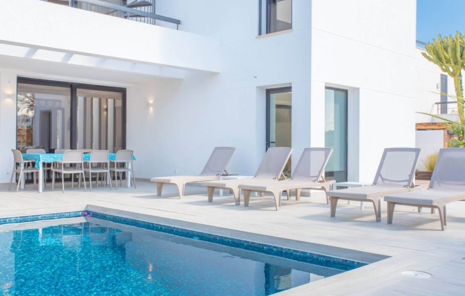 Casa Mar Serena, San Antonio Bay – Modern Pool Villa Near the Sea