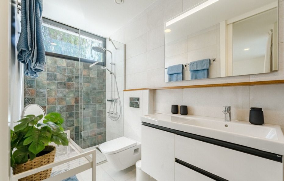 Villa Solaris, Playa de las Americas – Heated Pool and Sea View