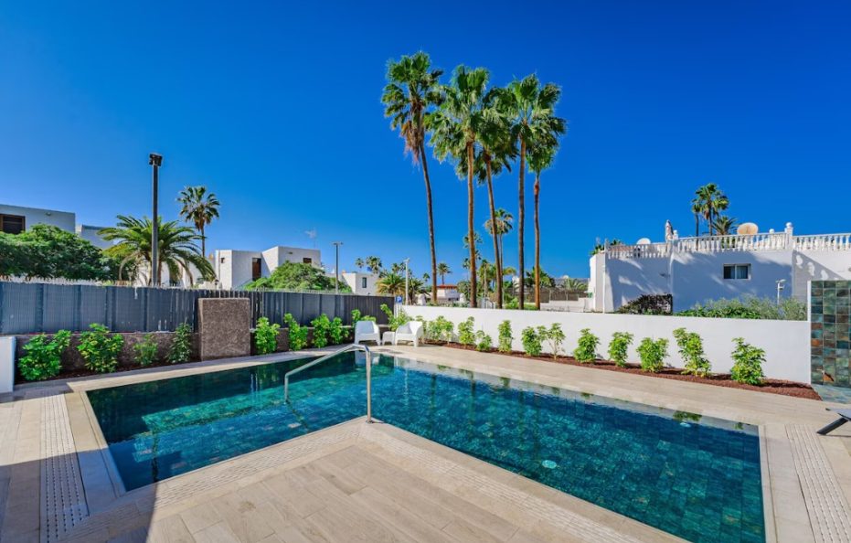 Villa Solaris, Playa de las Americas – Heated Pool and Sea View