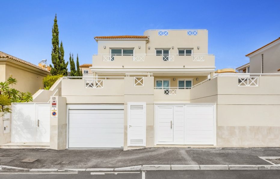 Villa Sol Alegria in Costa Adeje with Heated Pool and Roof Terrace