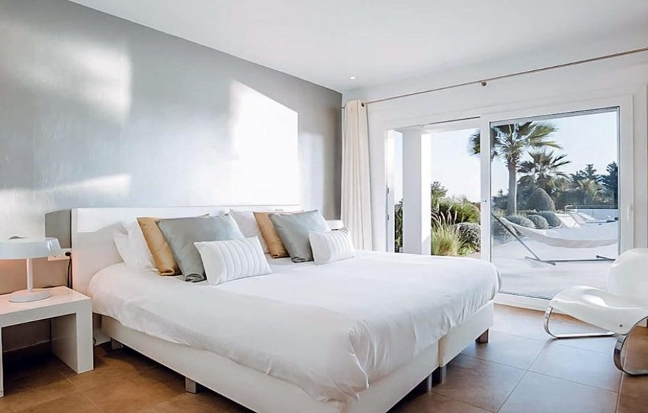 Villa Suave – 6BR Retreat with Pool and Tennis Court in Cala Jondal