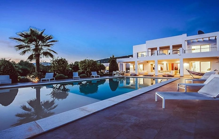 Villa Suave – 6BR Retreat with Pool and Tennis Court in Cala Jondal