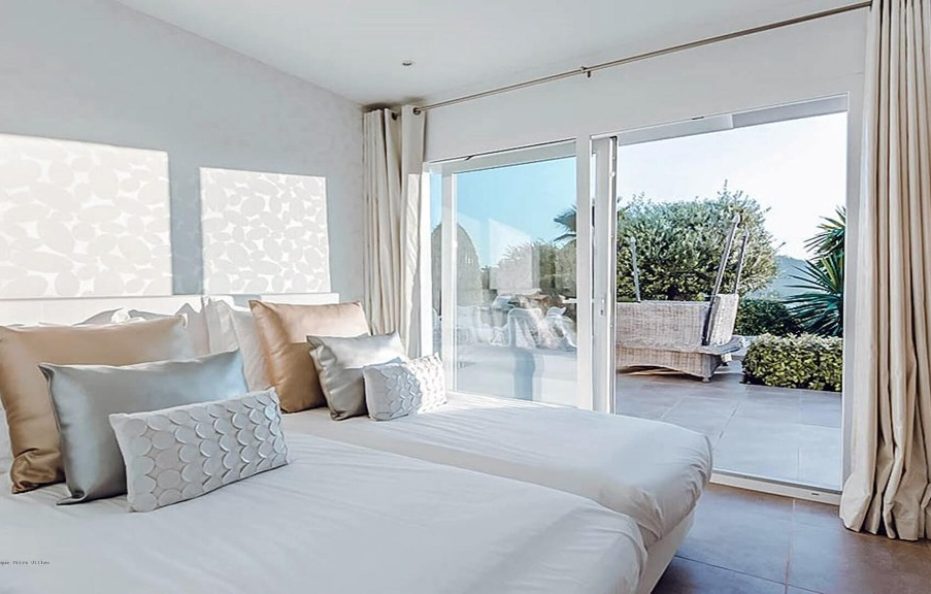 Villa Suave – 6BR Retreat with Pool and Tennis Court in Cala Jondal