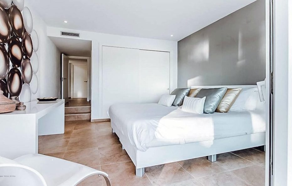 Villa Suave – 6BR Retreat with Pool and Tennis Court in Cala Jondal
