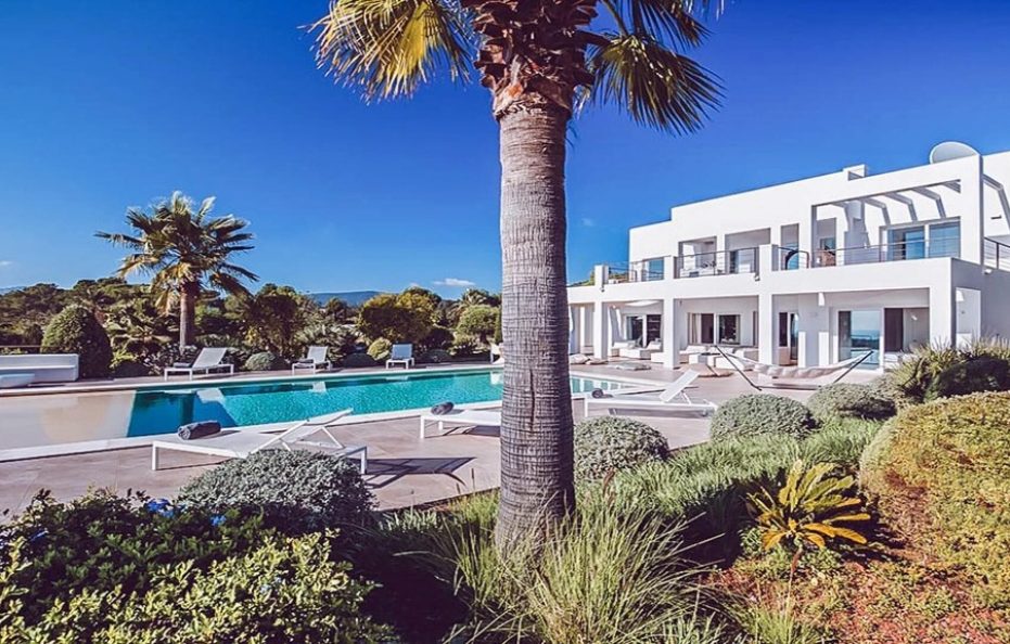 Villa Suave – 6BR Retreat with Pool and Tennis Court in Cala Jondal