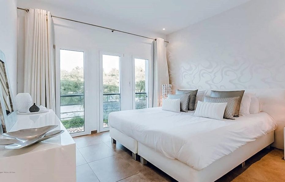 Villa Suave – 6BR Retreat with Pool and Tennis Court in Cala Jondal