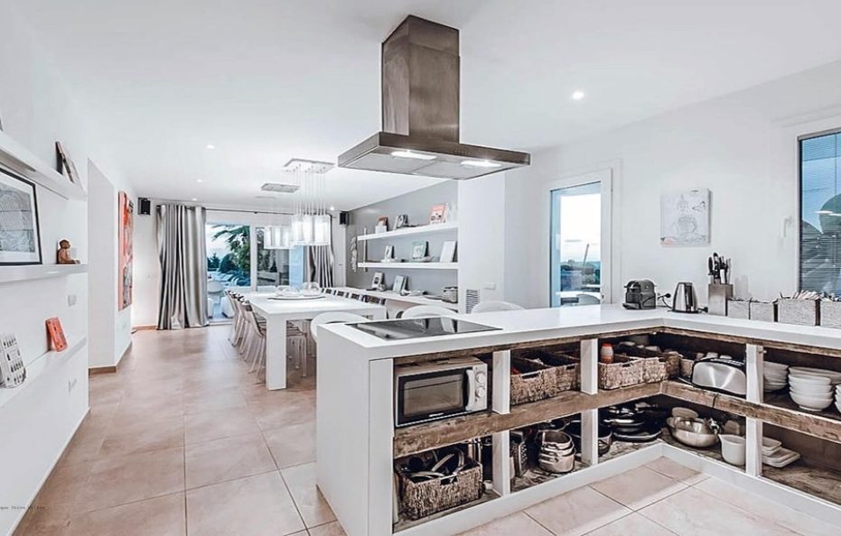 Villa Suave – 6BR Retreat with Pool and Tennis Court in Cala Jondal