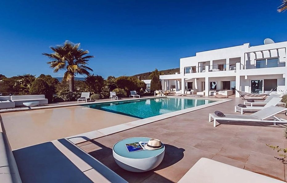 Villa Suave – 6BR Retreat with Pool and Tennis Court in Cala Jondal
