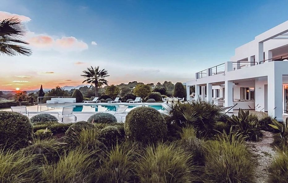 Villa Suave – 6BR Retreat with Pool and Tennis Court in Cala Jondal